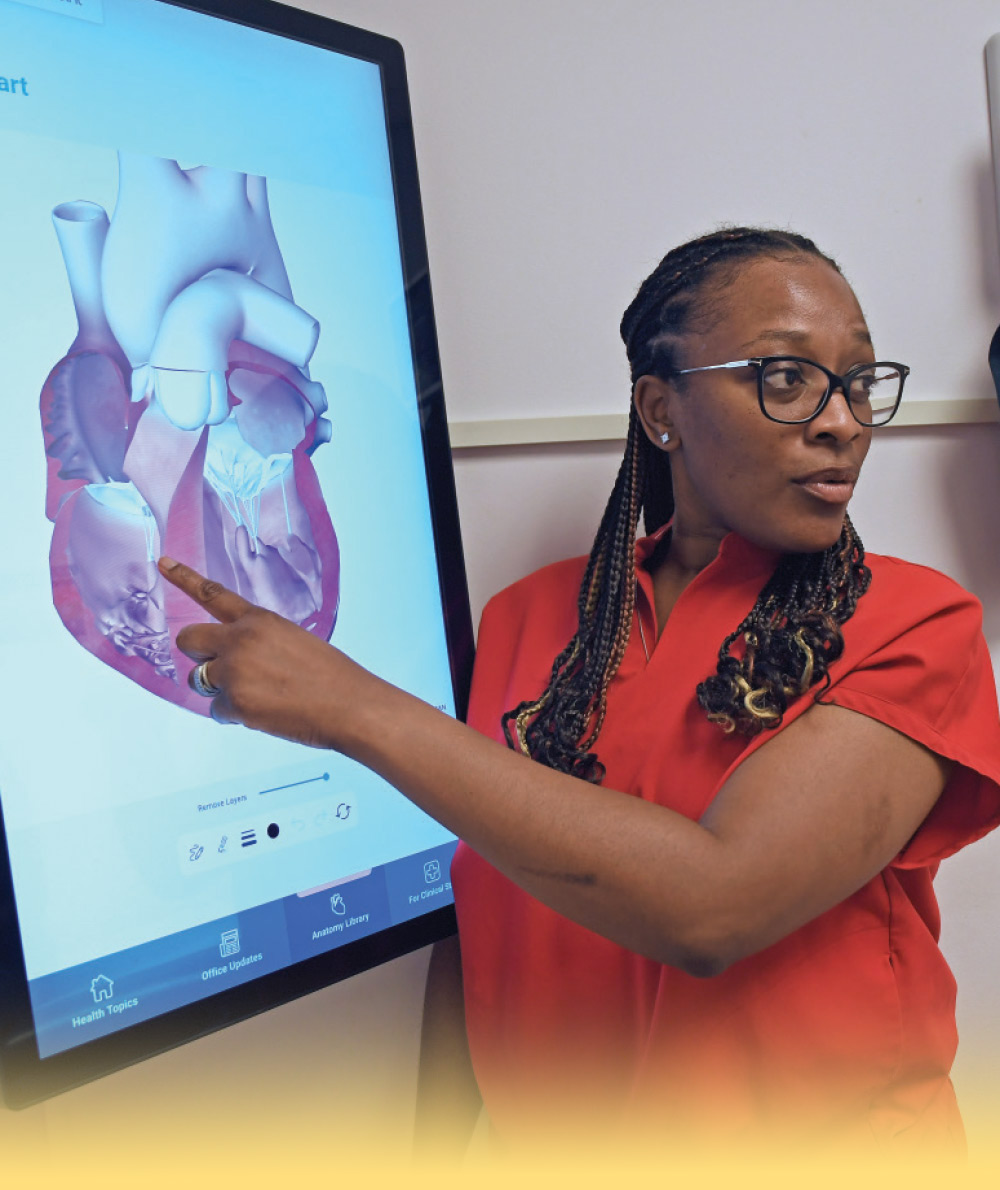 woman with screen displaying a model of a human heart